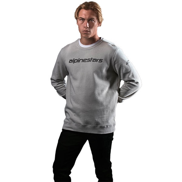 alpinestars_linear-crewfleece_silver-black_lifestyle1.jpg