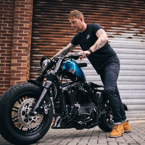 bull-it_jeans-aramid_bobber-2-skinny_blue_lifestyle4.jpg