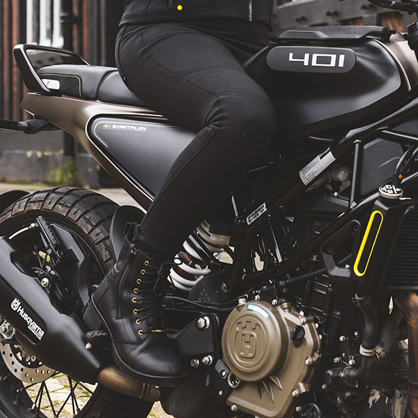 bull-it_motorcycle-jeans_ladies-falcon-skinny-covec-jeggings_black_lifestyle1.jpg