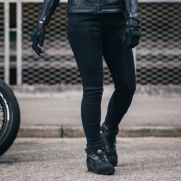 bull-it_motorcycle-jeans_ladies-fury-skinny-covec-jeans_black_lifestyle1.jpg