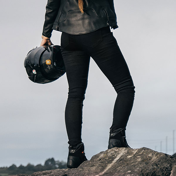 bull-it_motorcycle-jeans_ladies-fury-skinny-covec-jeans_black_lifestyle3.jpg