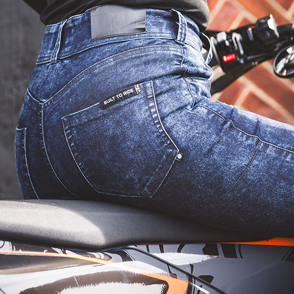 bull-it_motorcycle-jeans_ladies-fury-skinny-covec-jeans_blue_lifestyle3.jpg