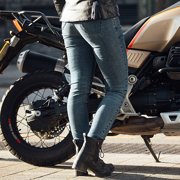 bull-it_motorcycle-jeans_ladies-heron-slim-covec-jeans_steel-blue_lifestyle4.jpg