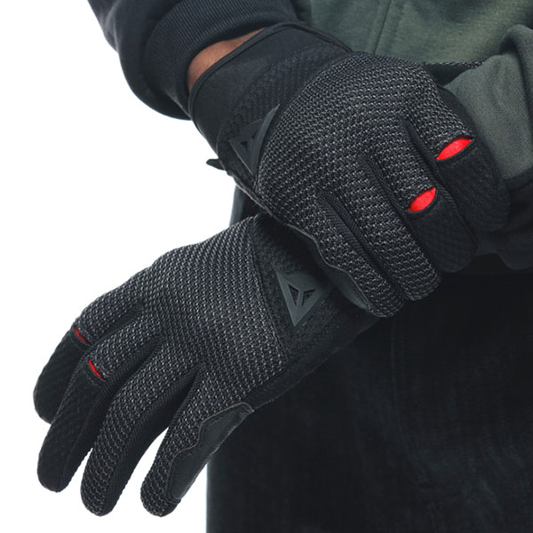 dainese_gloves-textile_torino_black-anthracite_lifestyle1.jpg