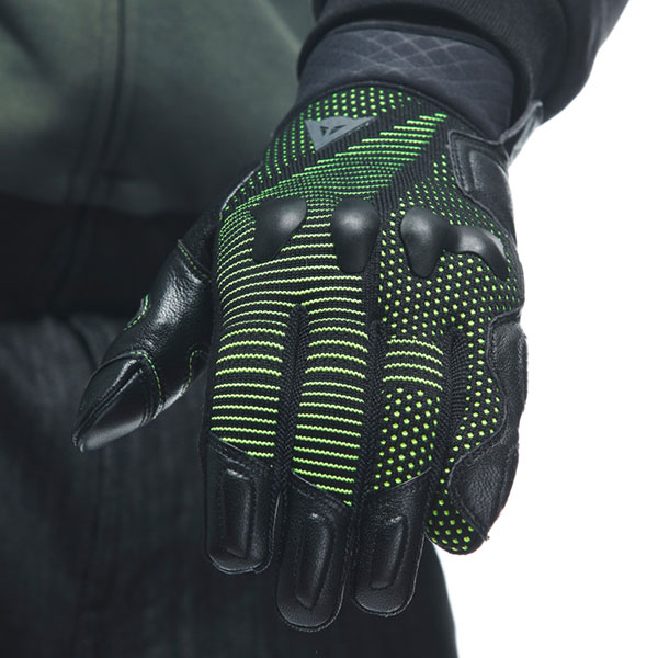 dainese_gloves-textile_unruly-ergo-tek_anthracite-acid-green_lifestyle1.jpg