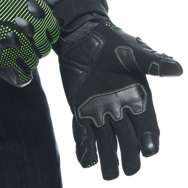 dainese_gloves-textile_unruly-ergo-tek_anthracite-acid-green_lifestyle2.jpg