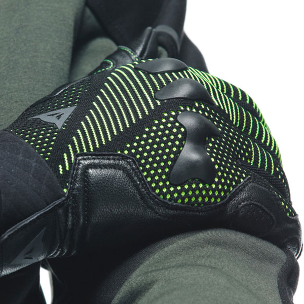 dainese_gloves-textile_unruly-ergo-tek_anthracite-acid-green_lifestyle3.jpg