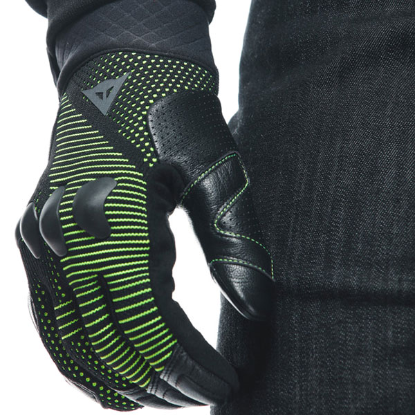 dainese_gloves-textile_unruly-ergo-tek_anthracite-acid-green_lifestyle4.jpg