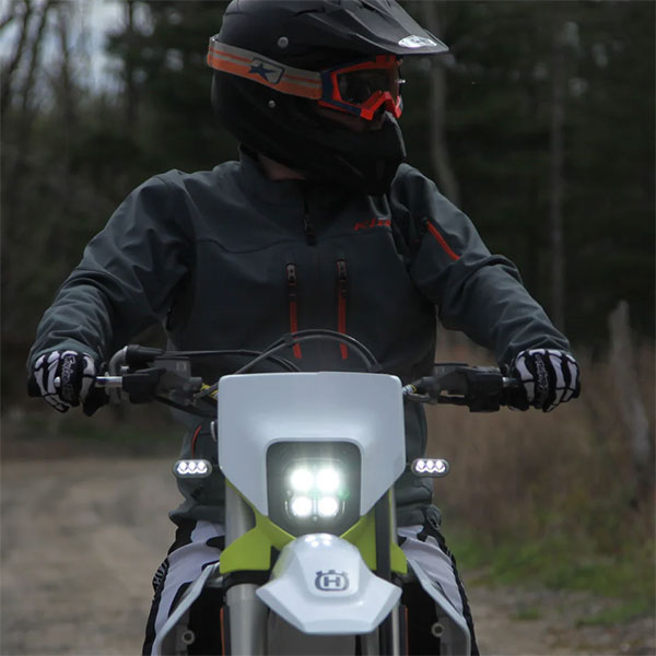 denali_d4_headlight-kit_husqvarna_lifestyle2.jpg