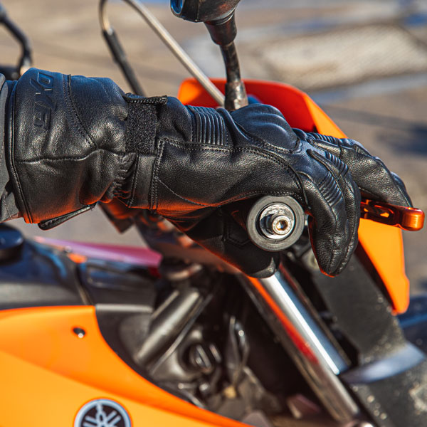 dxr_gloves-leather_brookite-waterproof_black_lifestyle2.jpg