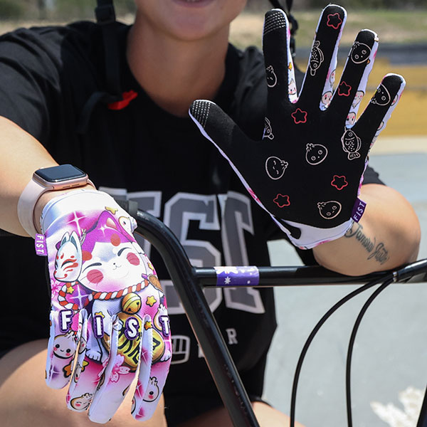 fist_motocross-gloves_handwear-gloves_lucky-dumpling_lifestyle2.jpg