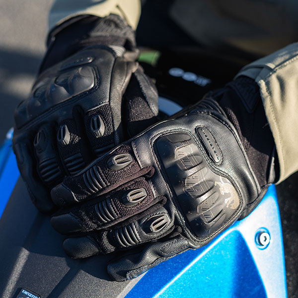 furygan_mixed-gloves_waco-evo-2_black_lifestyle1.jpg