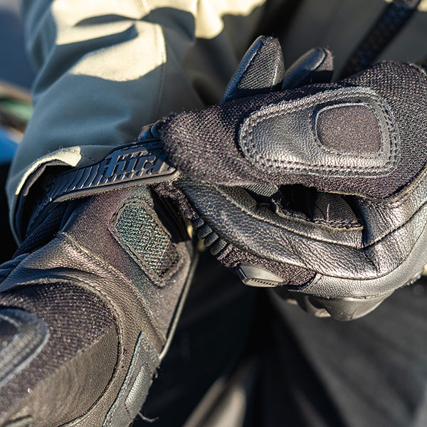 furygan_mixed-gloves_waco-evo-2_black_lifestyle4.jpg