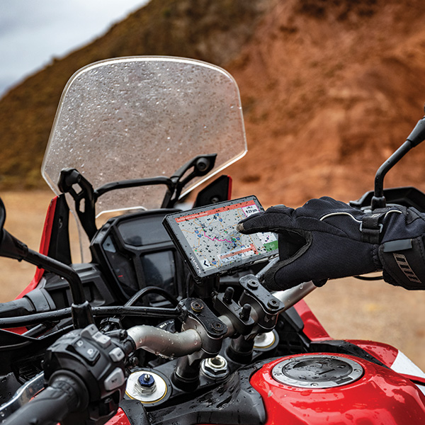 garmin_motorcycle_sat_nav_tread_2_lifestyle1.jpg