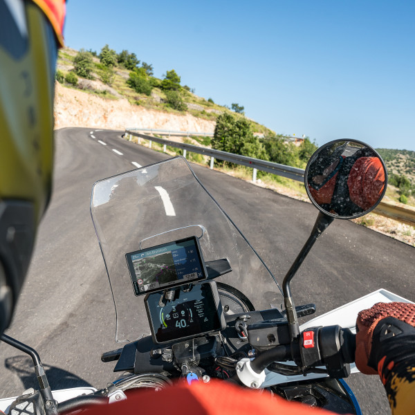 garmin_motorcycle_sat_nav_tread_2_lifestyle2.jpg