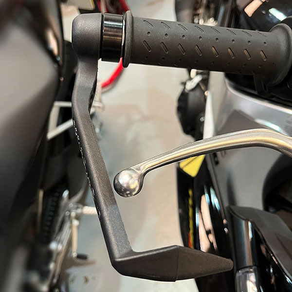 gb-racing_brake-lever-guard_aprilia-tuono-660-v4r_detail3.jpg