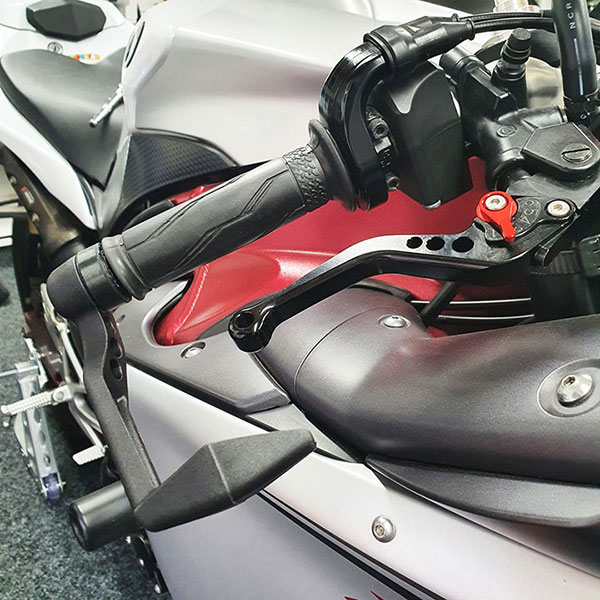 gb-racing_brake-lever-guard_yamaha-yzf-r1-r6_detail2.jpg