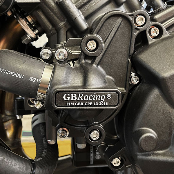 gb-racing_crash-protectors_water-pump-cover_yamaha-mt-09-sp_lifestyle1.jpg