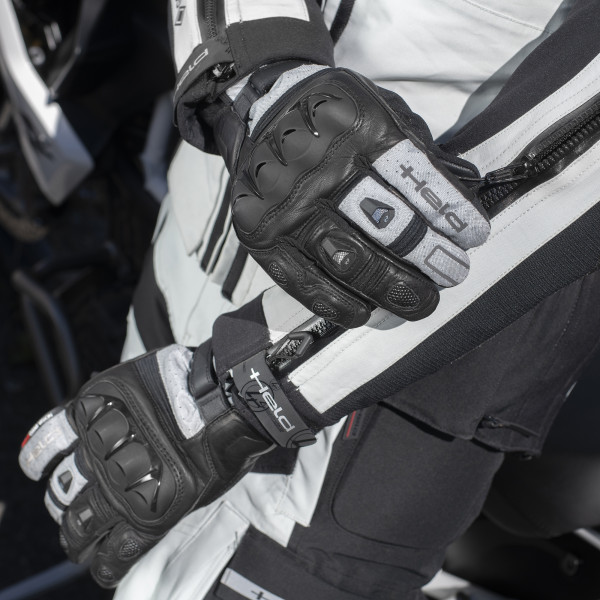 held_gloves_air_n_dry_ii_black_grey_lifestyle1.jpg