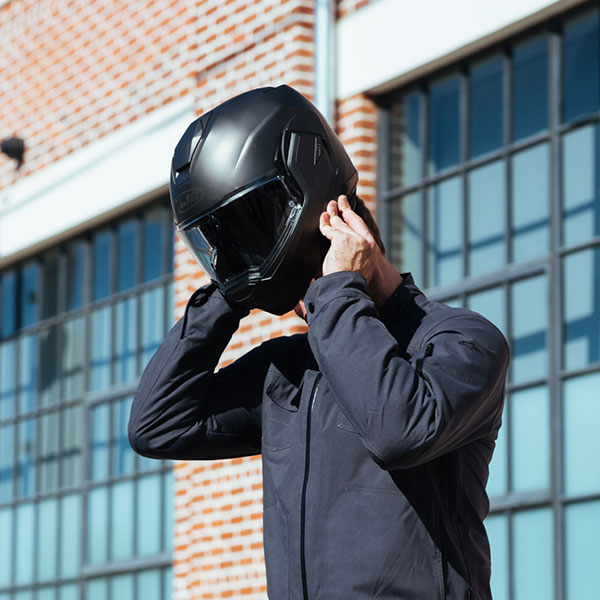 hjc_helmet_i100_plain_matt-black_lifestyle2.jpg