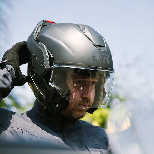 hjc_helmet_i100_plain_semi-flat-titanium_lifestyle1.jpg