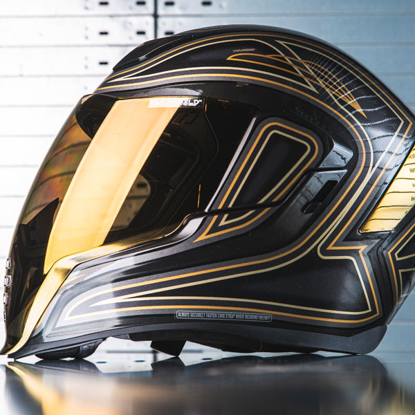 icon_helmet_airflite_el-centro_black-gold_lifestyle2.jpg