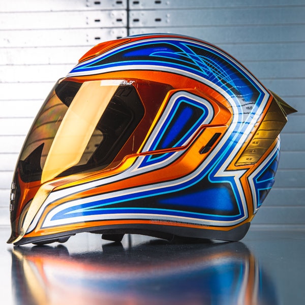 icon_helmet_airflite_el-centro_blue-gold_lifestyle1.jpg