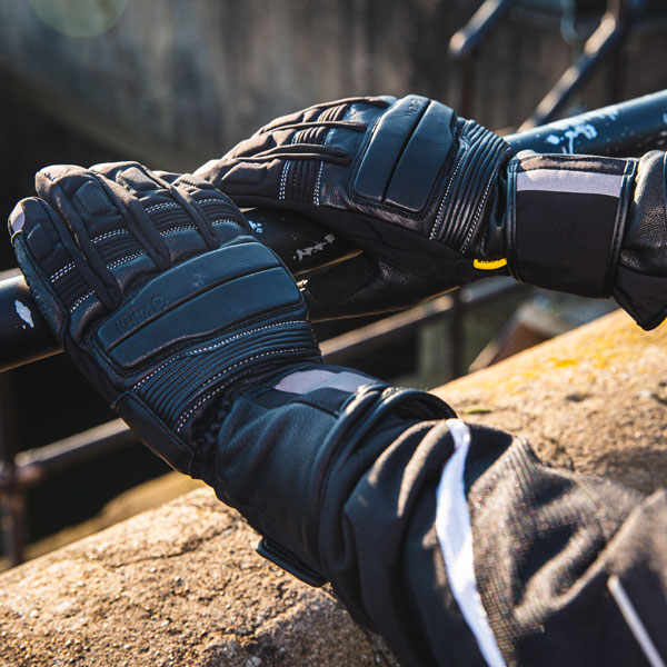 knox_gloves_storm_black_lifestyle1.jpg