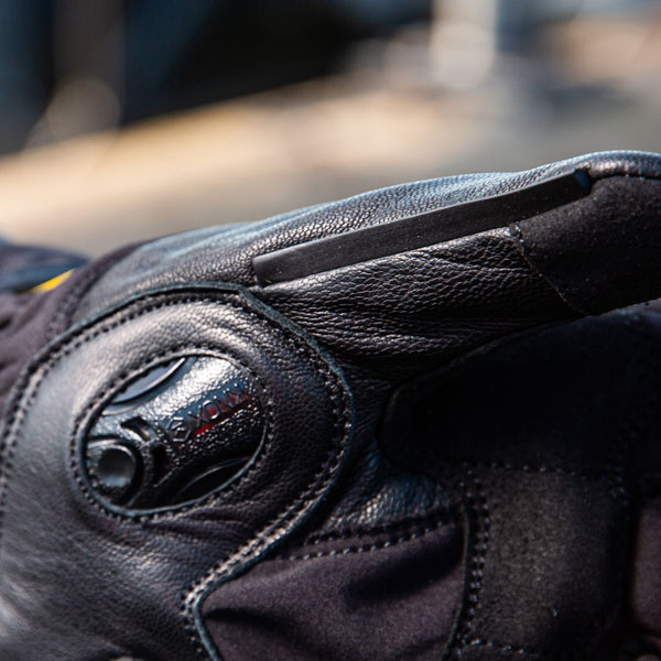 knox_gloves_storm_black_lifestyle3.jpg