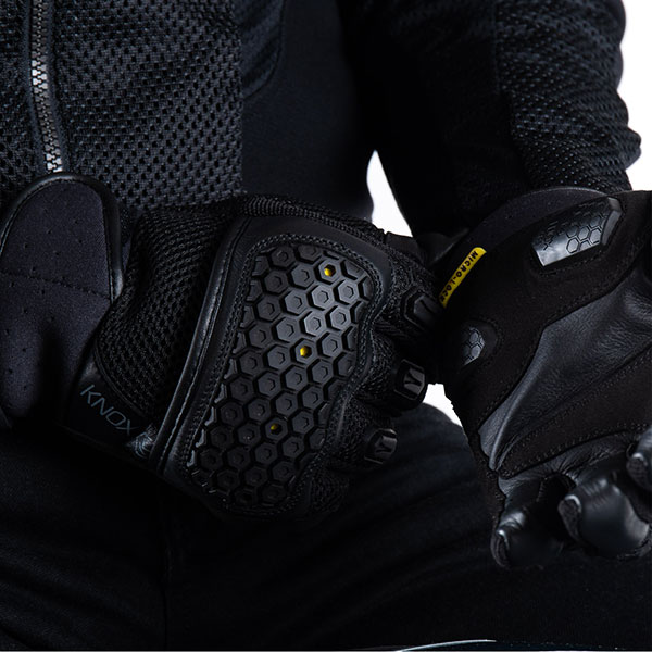 knox_gloves_urbane-pro_black_lifestyle2.jpg