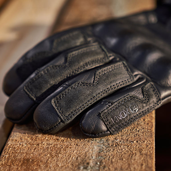 knox_ladies_gloves-leatherhadleigh-mkii_black_lifestyle6.jpg