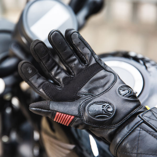 knox_ladies_gloves_whip_black_oxblood_lifestyle5.jpg