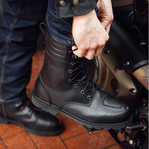 merlin_boots_myrton_black_lifestyle1.jpg