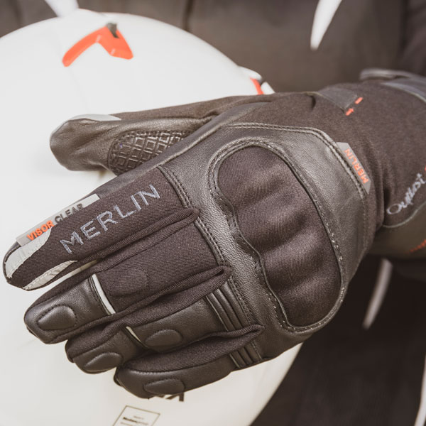 merlin_gloves_saros_black_lifestyle3.jpg