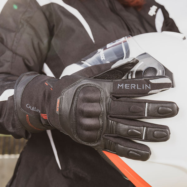 merlin_gloves_saros_black_lifestyle4.jpg