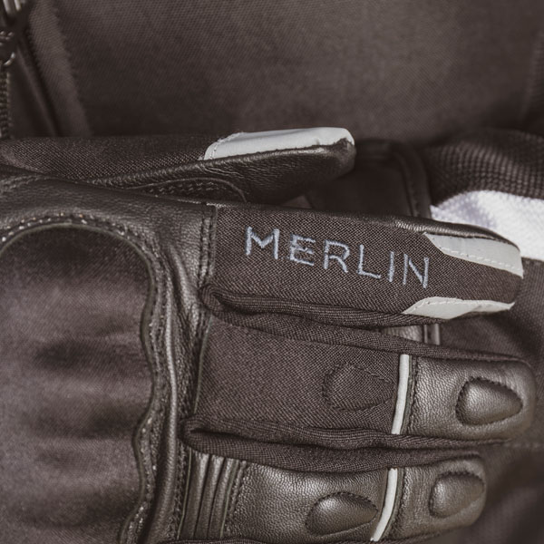 merlin_gloves_saros_black_lifestyle7.jpg