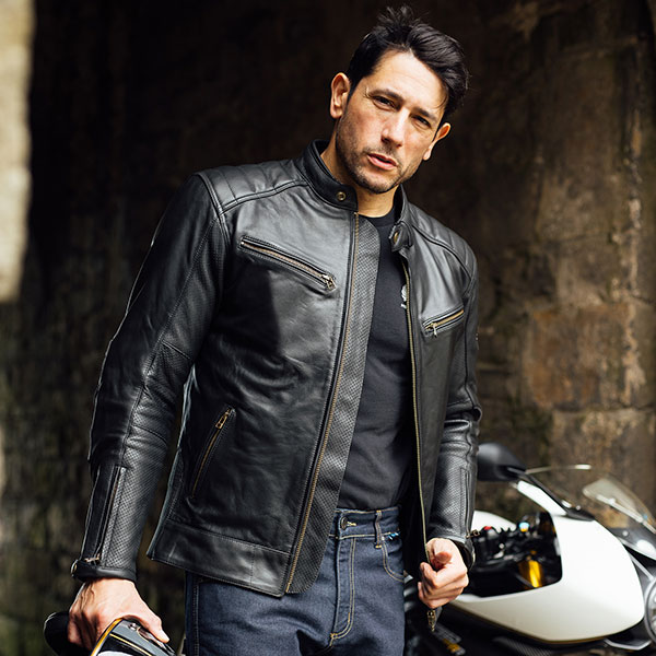 merlin_jacket_leather_chase-ii-d3o-perforated_black_lifestyle2.jpg