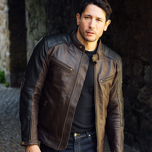 merlin_jacket_leather_chase-ii-d3o-perforated_brown-black_lifestyle3.jpg