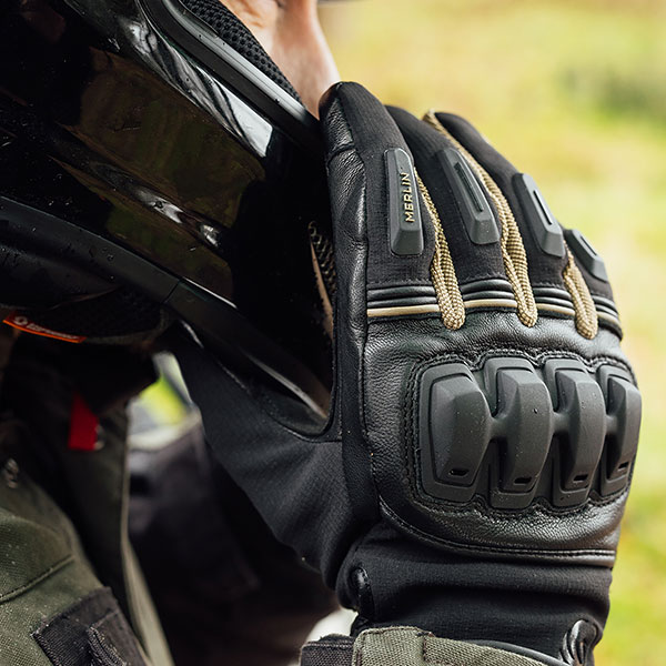 merlin_jura-hydro-d3o-leather-gloves_black-earth_detail2.jpg