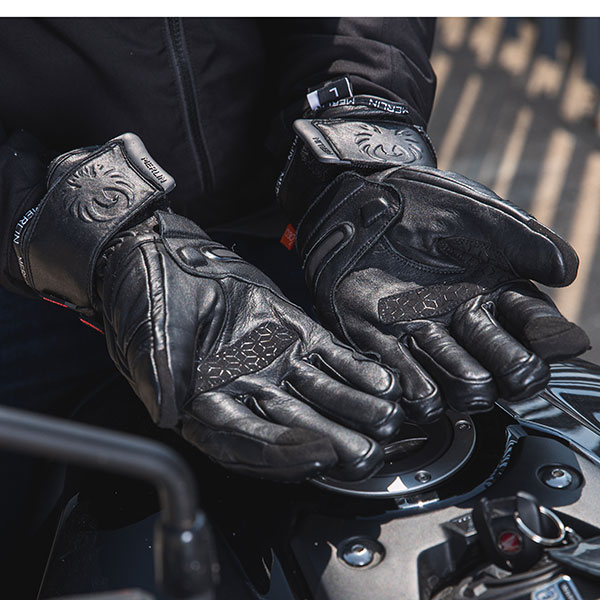 merlin_leather-gloves_halo-2_black_lifestyle-5.jpg