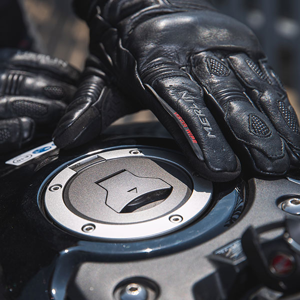 merlin_leather-gloves_halo-2_black_lifestyle-8.jpg