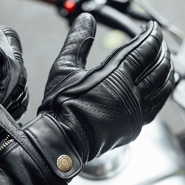 merlin_leigh-leather-glove_black_lifestyle1.jpg