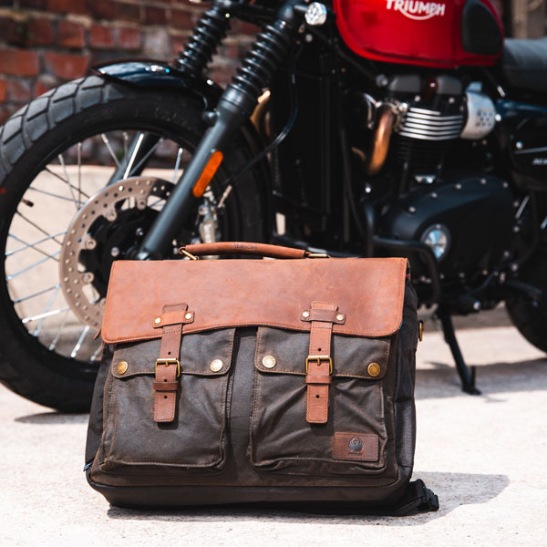 merlin_luggage_cheadle-messenger-bag_olive_lifestyle1.jpg