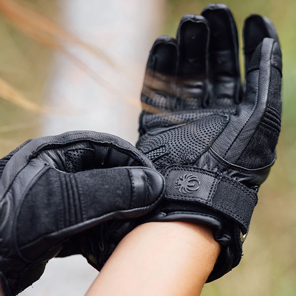 merlin_mahala-raid-glove_black_lifestyle1.jpg