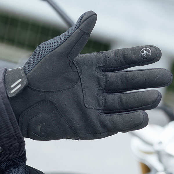 merlin_mixed-gloves_barrett-mesh-d3o®-gloves_black_lifestyle2.jpg