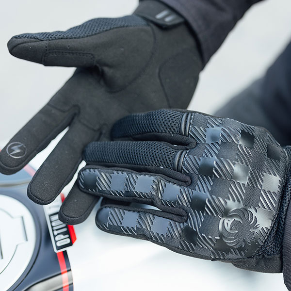 merlin_mixed-gloves_barrett-mesh-d3o®-gloves_black_lifestyle3.jpg