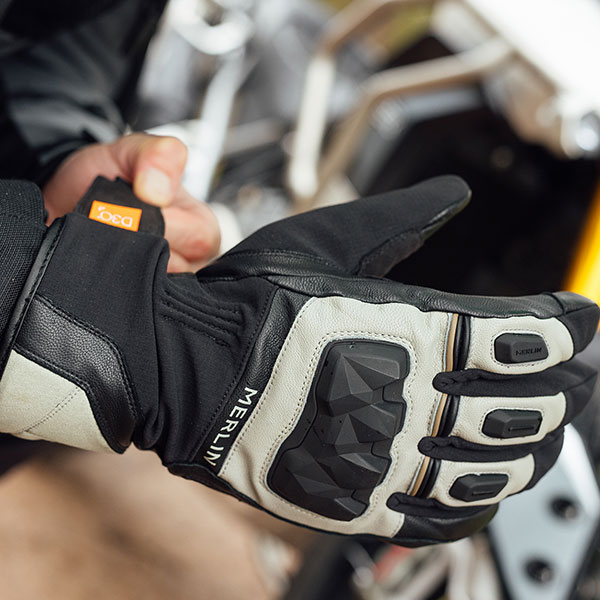 merlin_rexx-hydro-d3o-leather-gloves_black-grey_detail2.jpg