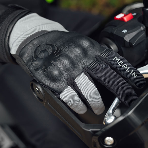 merlin_textile-gloves_berea-d3o-trail-gloves_grey_lifestyle1.jpg