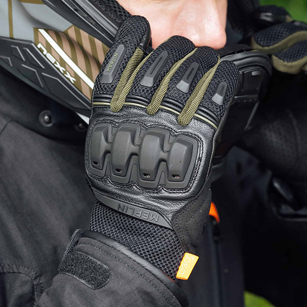 merlin_textile-gloves_jura-air-d3o-gloves_black-dark-green_lifestyle1.jpg