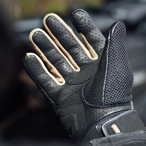 merlin_textile-gloves_jura-air-d3o-gloves_black-earth_lifestyle2.jpg